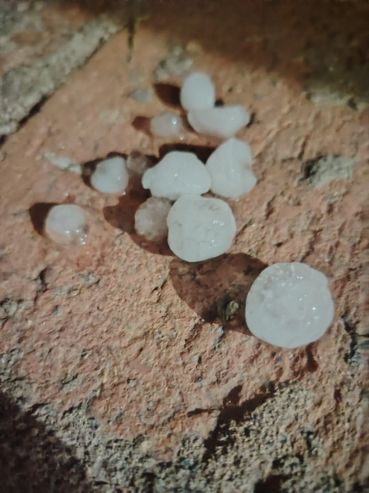 Snažno nevrijeme pogodilo dijelove Hrvatske: Neki ostali bez struje, a kod susjeda tuča veličine šake!