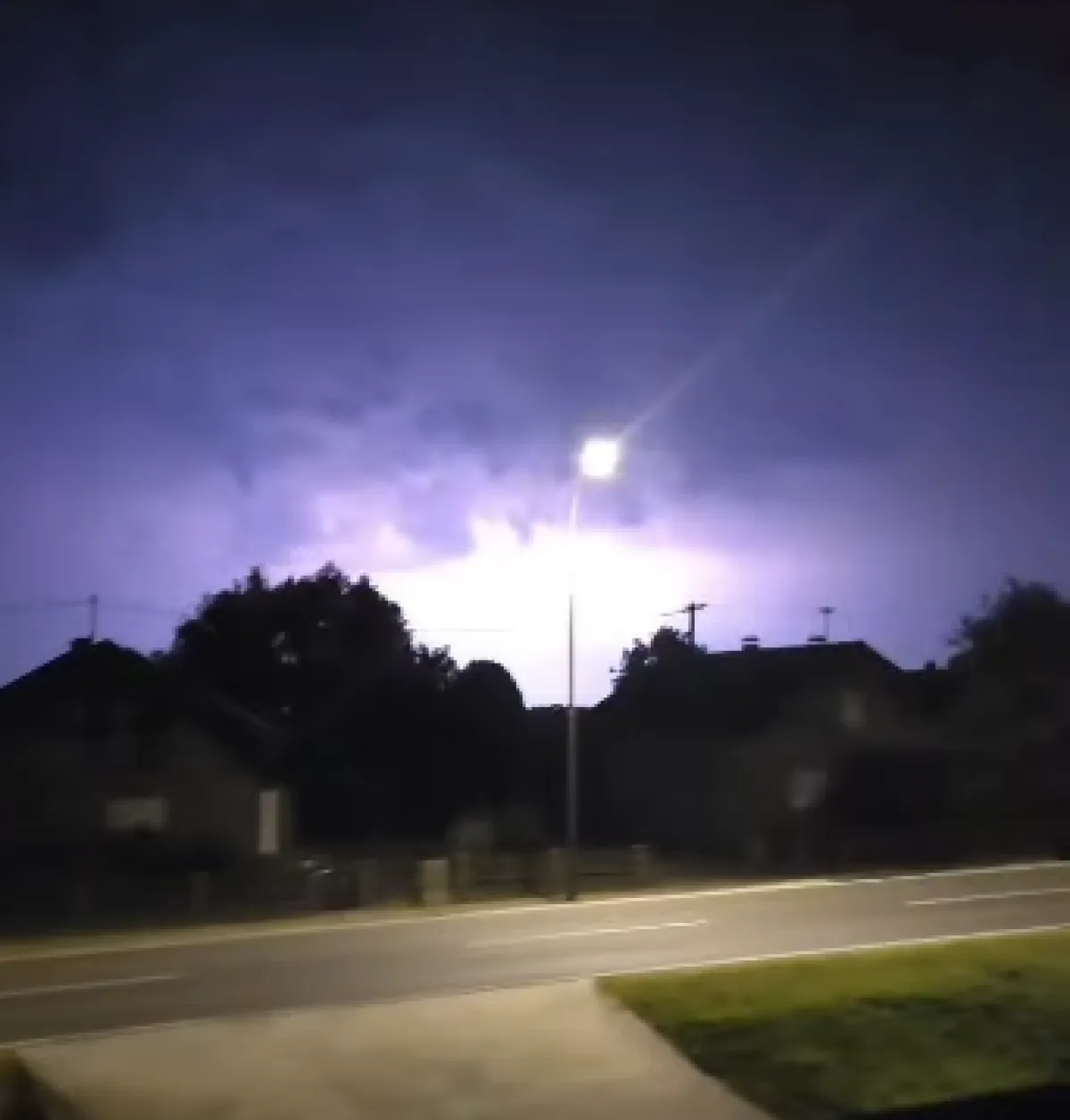 Snažno nevrijeme pogodilo dijelove Hrvatske: Neki ostali bez struje, a kod susjeda tuča veličine šake!