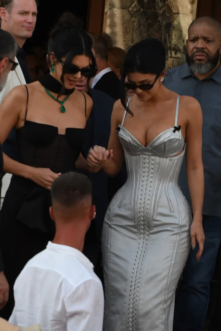 Svi pričaju o Kylie: Je li ovom haljinom prešla granicu na 'vjenčanju stoljeća'?