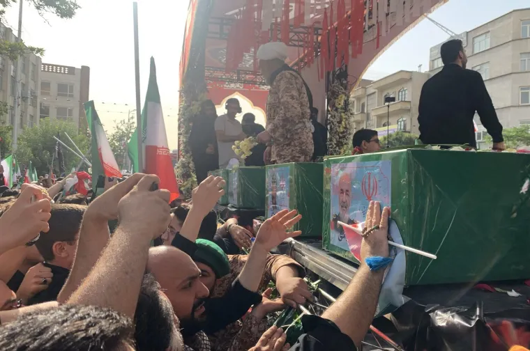 Zastave, portreti i tihi bijes protiv Izraela: Iran danas ispraća vojne časnike i nuklearne znanstvenike