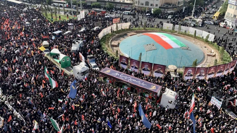 Zastave, portreti i tihi bijes protiv Izraela: Iran danas ispraća vojne časnike i nuklearne znanstvenike