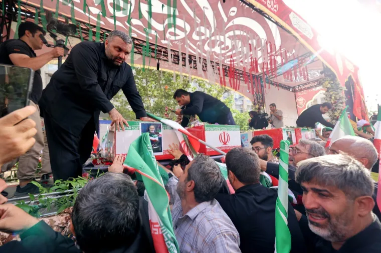 Zastave, portreti i tihi bijes protiv Izraela: Iran danas ispraća vojne časnike i nuklearne znanstvenike