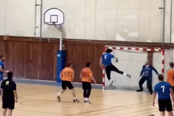 Zabio glavom u rukometu, a sudac priznao! Je li sve regularno?