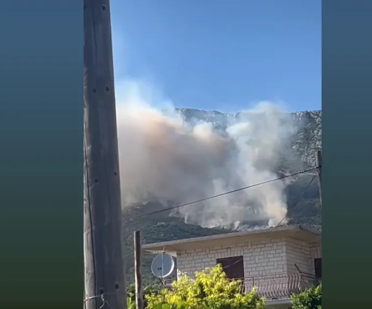 Više od 100 vatrogasaca bori se s buktinjom kod Kaštela: 'Kanader je spasio crkvu Sv. Jure!'