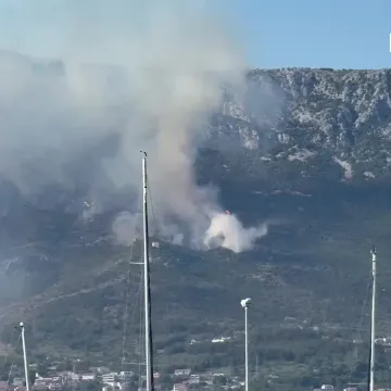 Na požarište kod Kaštela stigli kanaderi, vatrogasci na terenu