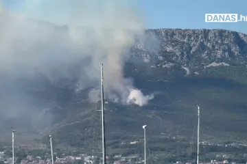 Na požarište kod Kaštela stigli kanaderi, vatrogasci na terenu