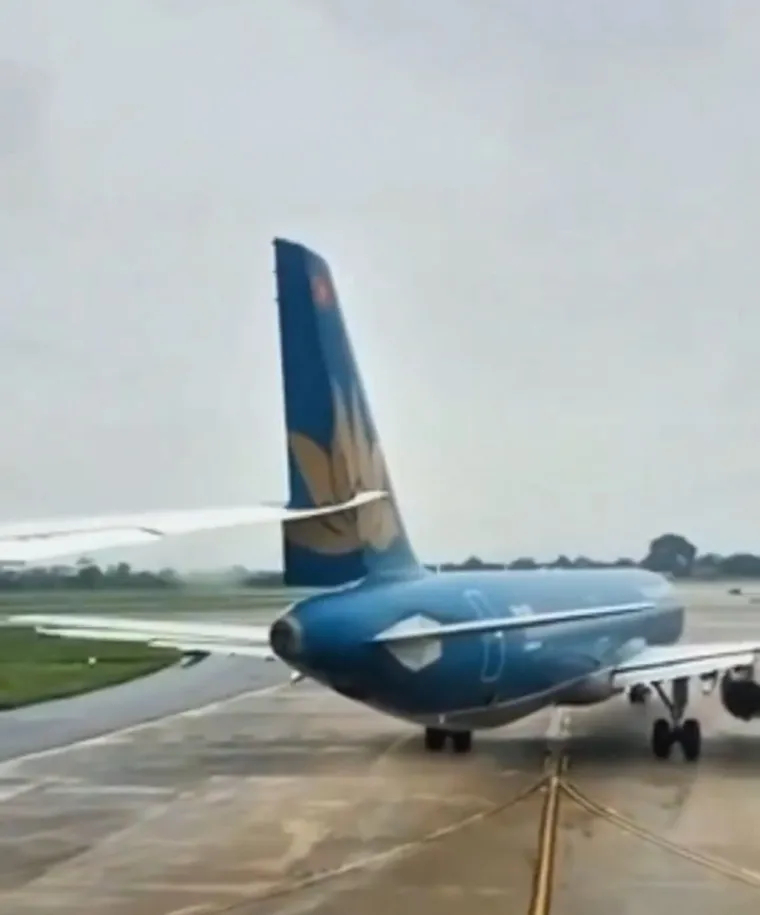 Kao u scenariju iz noćne Boeing rasparao Airbus na pisti! Pojavio se šokantan video!