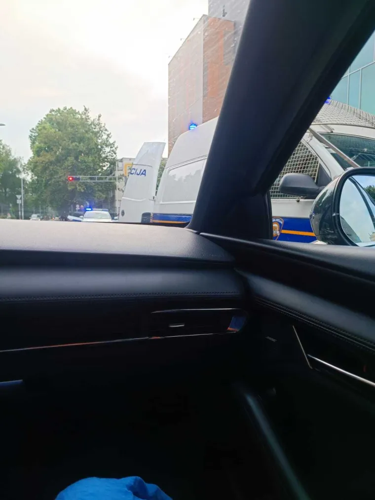 Viralno uhićenje u Zagrebu! Pogledajte kako policajac upotrebljava silu nad mladićem: 'Kome se ti ku***š'