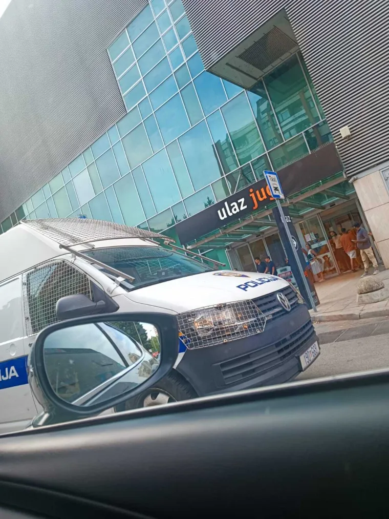 Viralno uhićenje u Zagrebu! Pogledajte kako policajac upotrebljava silu nad mladićem: 'Kome se ti ku***š'