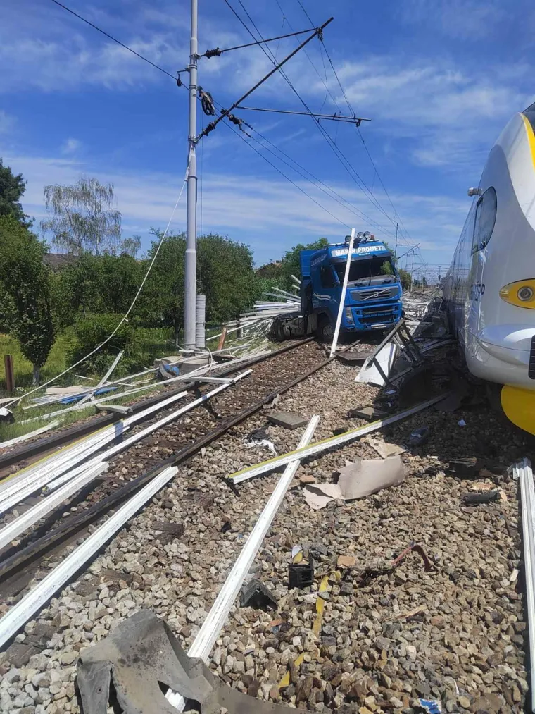 Vlak kod Slavonskog Broda udario u kamion: Prednji dio je smrskan, fotografije su jezive