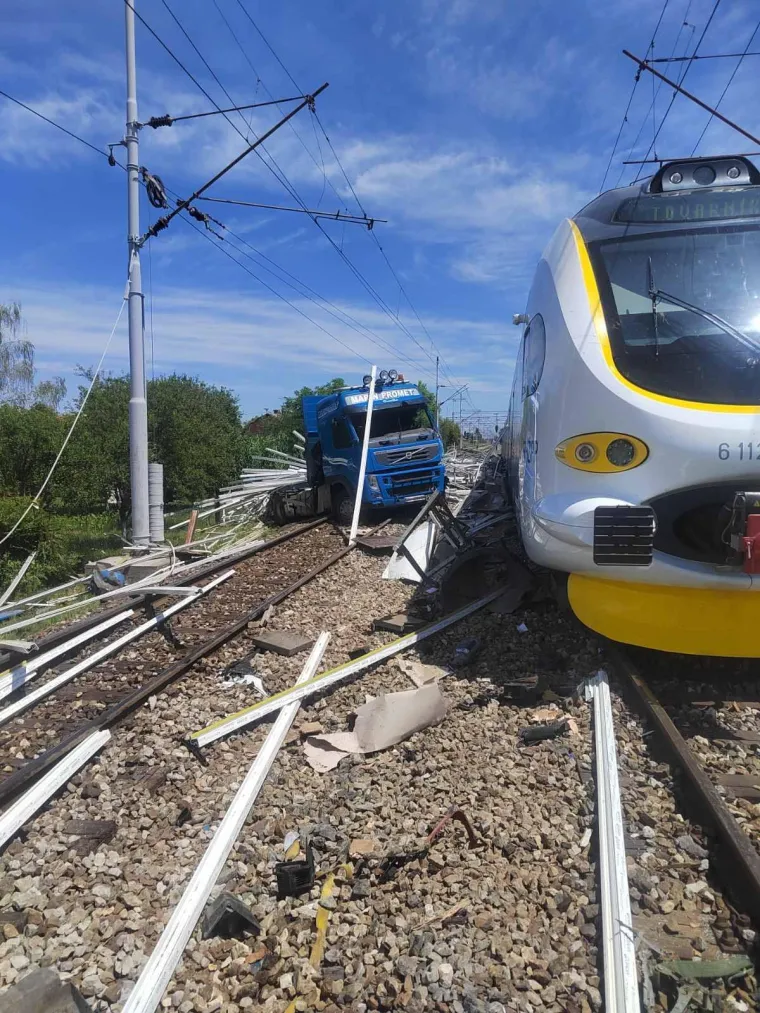 Vlak kod Slavonskog Broda udario u kamion: Prednji dio je smrskan, fotografije su jezive