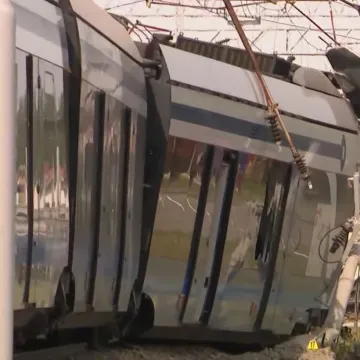 Sedmero ozlijeđenih u sudaru vlaka i kamiona: Vozač preminuo, strojovođa teško ozlijeđen