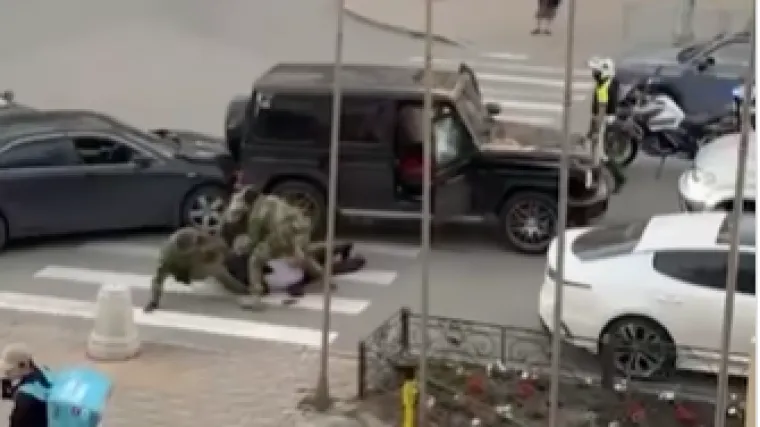 Osvanula brutalna snimka: Rusi na cesti uhitili vođu azerbajdžanske dijaspore!
