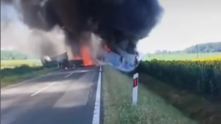 Uznemirujuća snimka sudara dva kamiona i traktora, poginula jedna osoba: 'Jako je gorjelo'