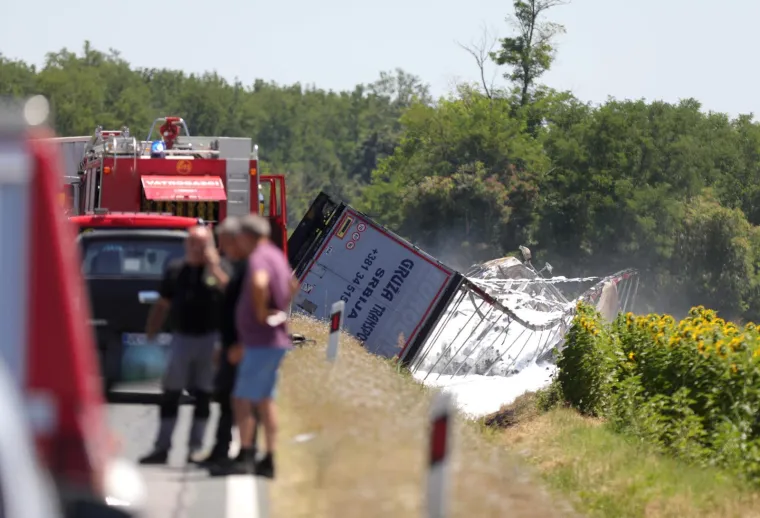 Uznemirujuća snimka sudara dva kamiona i traktora, poginula jedna osoba: 'Jako je gorjelo'