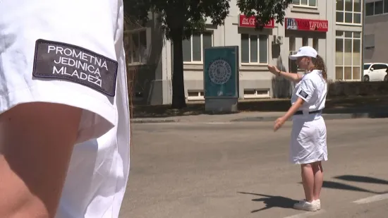 Bijele uniforme hit ljeta u Zadru: Učenici i studenti upravljaju prometom kao profesionalci