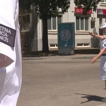 Bijele uniforme hit ljeta u Zadru: Učenici i studenti upravljaju prometom kao profesionalci