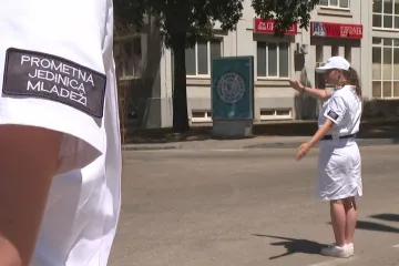 Bijele uniforme hit ljeta u Zadru: Učenici i studenti upravljaju prometom kao profesionalci