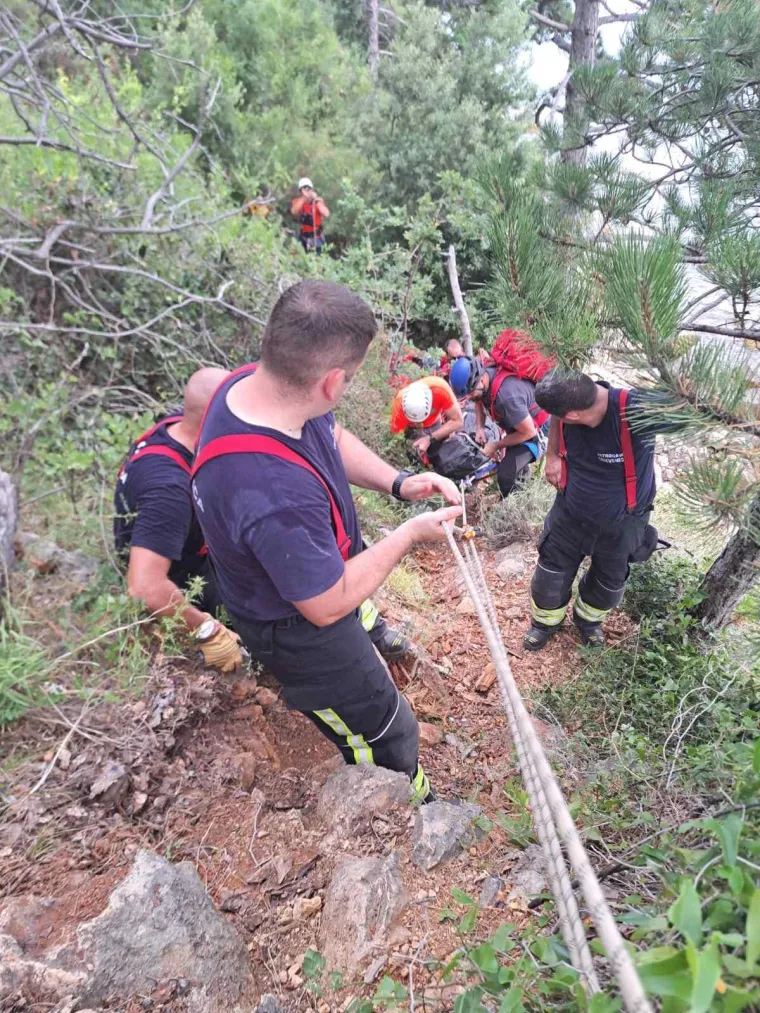 Pao s litice kraj Selca i poginuo: HGSS-ovci satima pokušavali izvući tijelo muškarca