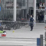 Napad nožem ispred trgovačkog centra: 'Svuda po pločniku je krv'