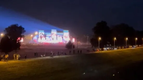 Brojni se skupili da poslušaju Thompsona. U tijeku je tonska proba, evo kako to zvuči