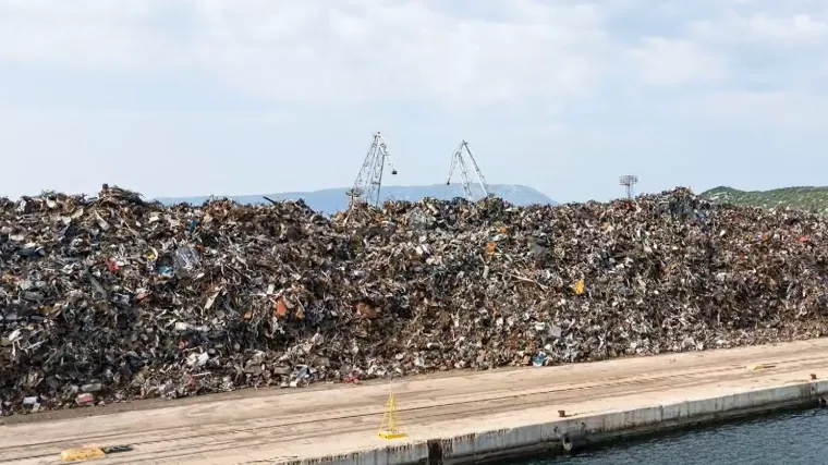 Ne znate kamo sa starim željezom? Odvezite ga do Ploča, tamo se ionako sve gomila!