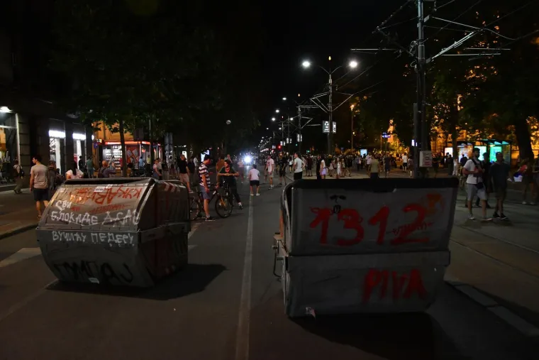 Blokade diljem Srbije: Vučić moli građane da se urazume, u Smederevu taksi naletio na pješake