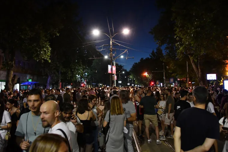 Blokade diljem Srbije: Vučić moli građane da se urazume, u Smederevu taksi naletio na pješake