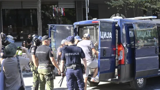 Blokade diljem Srbije: Vučić moli građane da se urazume, u Smederevu taksi naletio na pješake