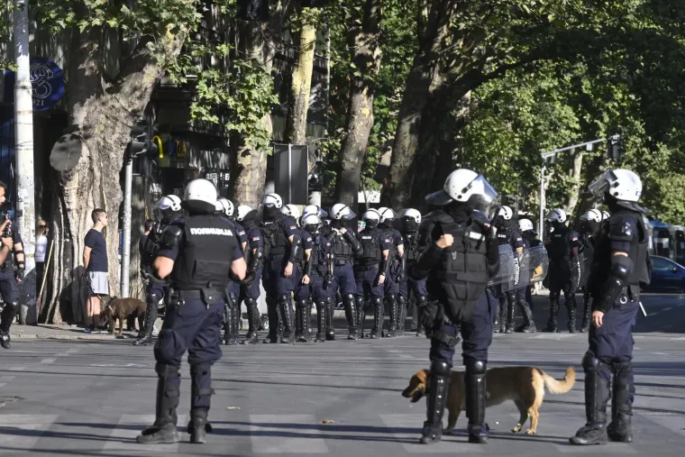 Blokade diljem Srbije: Vučić moli građane da se urazume, u Smederevu taksi naletio na pješake