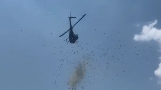 Helikopter bacio hrpu keša na ulicu, kruže nadrealne snimke: Ljudi ostali u čudu