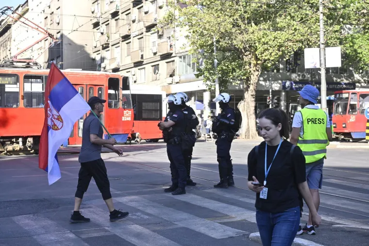 Blokade diljem Srbije: Vučić moli građane da se urazume, u Smederevu taksi naletio na pješake
