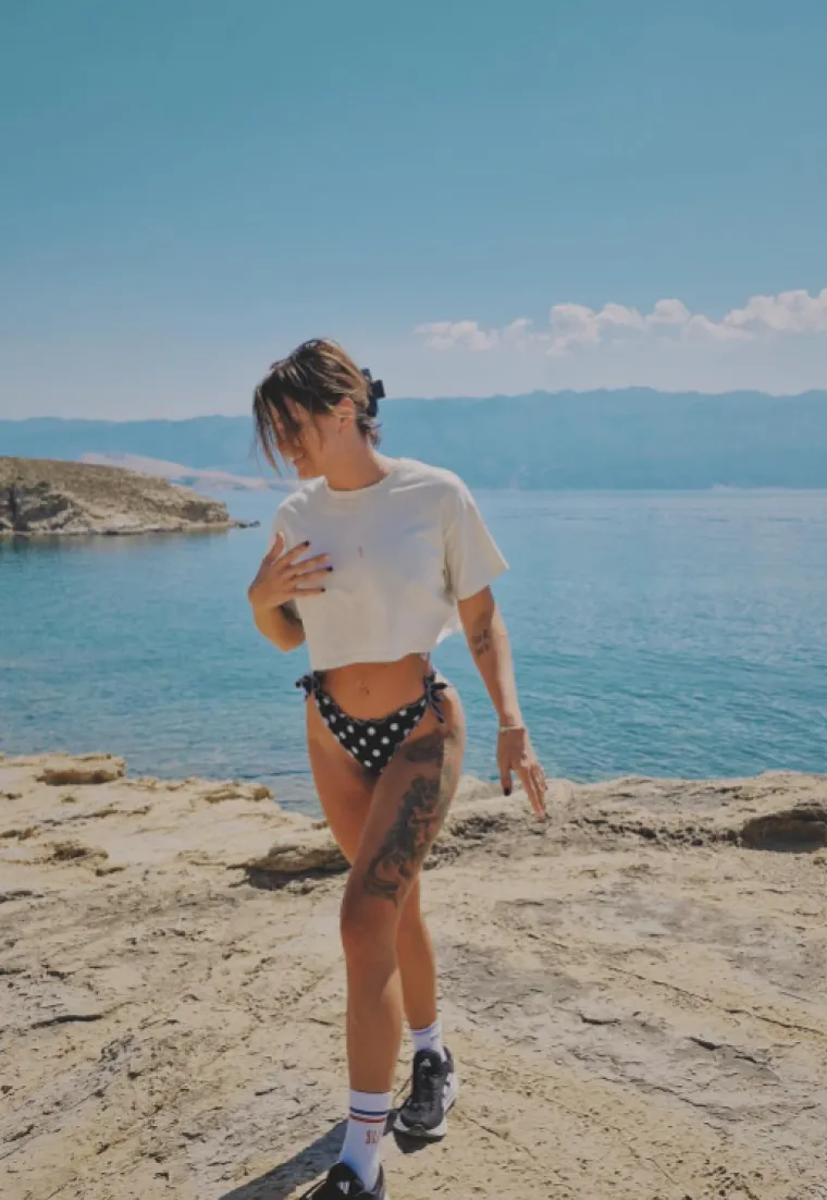 Ella Dvornik u kupaćem kostimu osvojila jednog fana: 'Nije dovoljno vruće pa dižeš temperaturu'