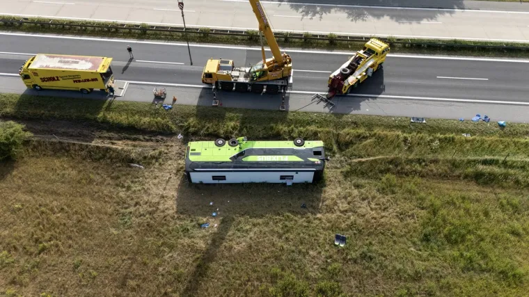 Autobus sletio s autoceste i prevrnuo se: Ozlijeđeno 20 ljudi, putnik satima bio zaglavljen
