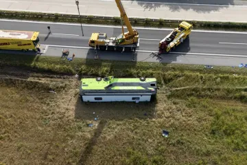 Autobus sletio s autoceste i prevrnuo se: Ozlijeđeno 20 ljudi, putnik satima bio zaglavljen