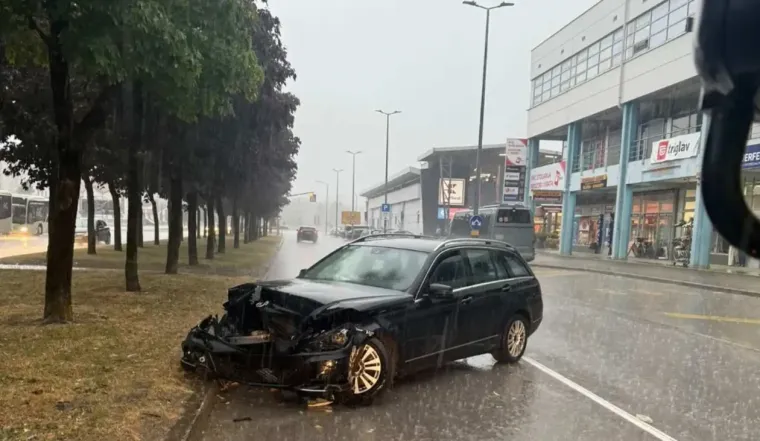 Uznemirujući prizori iz centra Karlovca: Automobil smrskan nakon udara u stablo