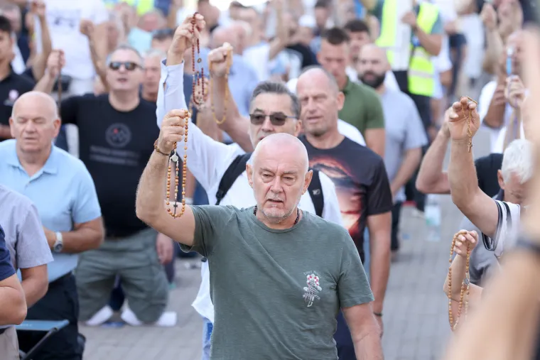 Na Trgu kleče i mole, ovoga puta i za Thompsona: Dvije stvari su im najvažnije