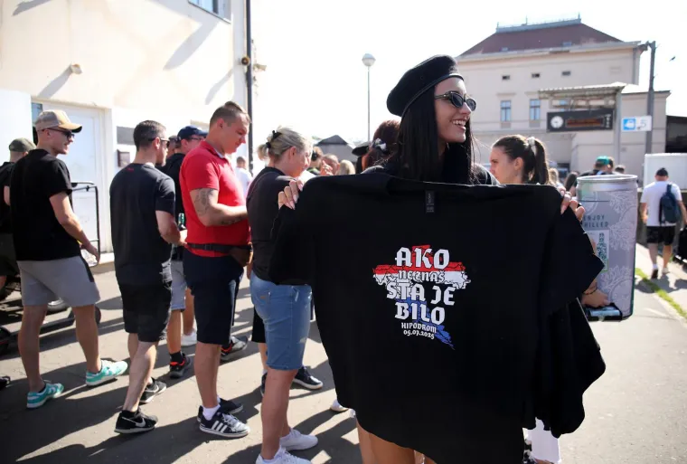 Harmonika i baklje na Glavnom kolodvoru: Thompsonovi fanovi pristižu u Zagreb