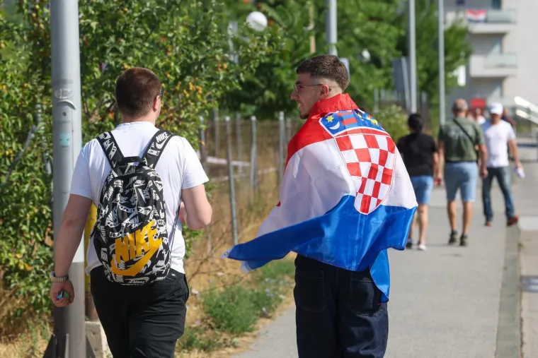Harmonika i baklje na Glavnom kolodvoru: Thompsonovi fanovi pristižu u Zagreb
