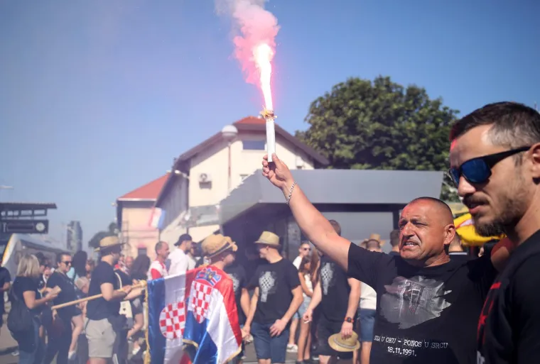 Harmonika i baklje na Glavnom kolodvoru: Thompsonovi fanovi pristižu u Zagreb