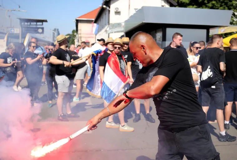 Harmonika i baklje na Glavnom kolodvoru: Thompsonovi fanovi pristižu u Zagreb
