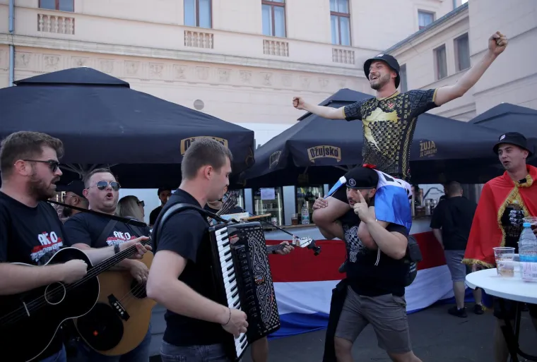 Harmonika i baklje na Glavnom kolodvoru: Thompsonovi fanovi pristižu u Zagreb