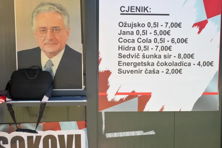 Harmonika i baklje na Glavnom kolodvoru: Thompsonovi fanovi pristižu u Zagreb