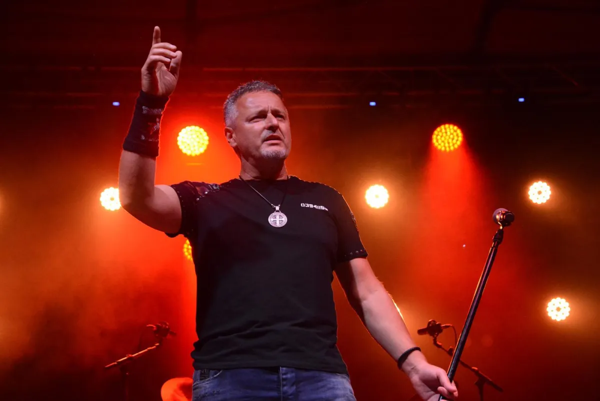 Znate li pravo značenje Thompsonovog mača? Zabija ga na sredinu pozornice