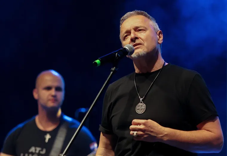 Znate li pravo značenje Thompsonovog mača? Zabija ga na sredinu pozornice