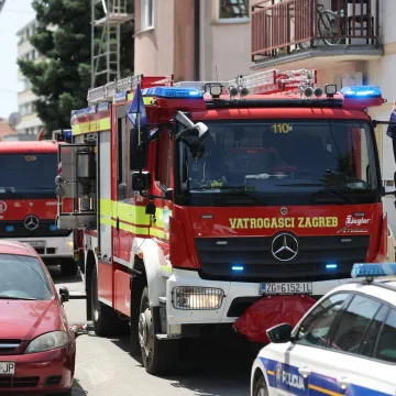 Požar izbio u kući u Zagrebu, intervenirali vatrogasci: Jedna osoba nagutala se dima