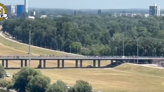 Nevjerojatna snimka iz zraka: Mase preko mosta stižu na Hipodrom, pogledajte stanje