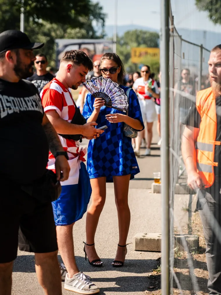 Atraktivna crnka u štiklama od 10 centimetara stigla na zagrebački Hipodrom
