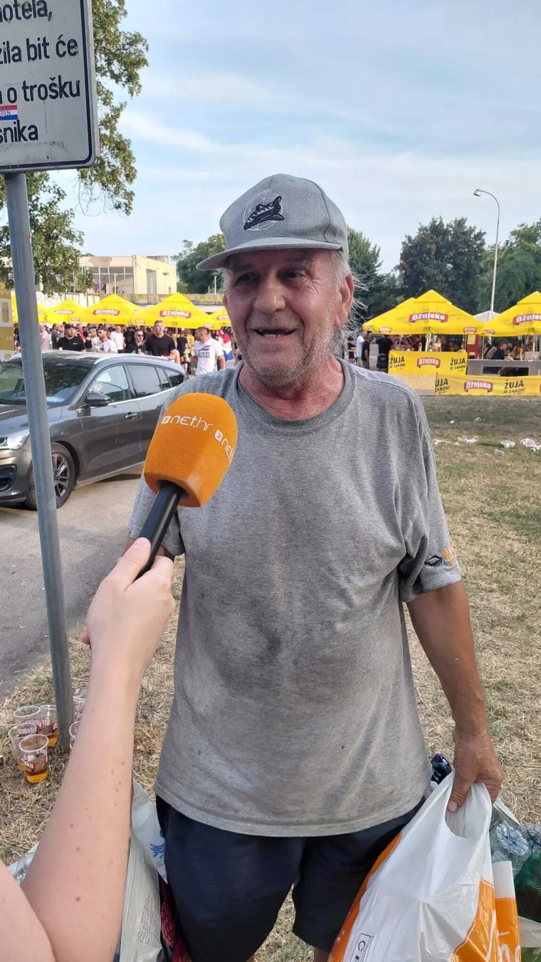 Dok masa pjeva, Mustafa je tu zbog sasvim drugog razloga: 'Na podu leži novac koji mi treba'
