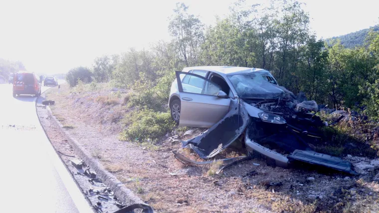Stravični prizori: Auto završio u provaliji, četiri osobe hitno prevezene u bolnicu